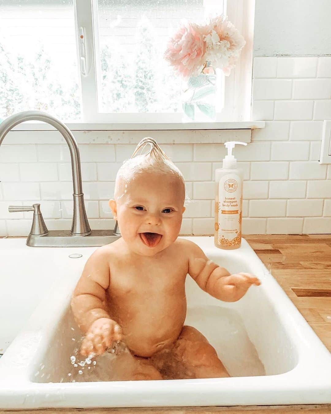The Honest Companyさんのインスタグラム写真 - (The Honest CompanyInstagram)「Bath time is the best time, especially while they still fit in the sink 😭🛁 rg | @wild_wild_welch」7月13日 1時06分 - honest