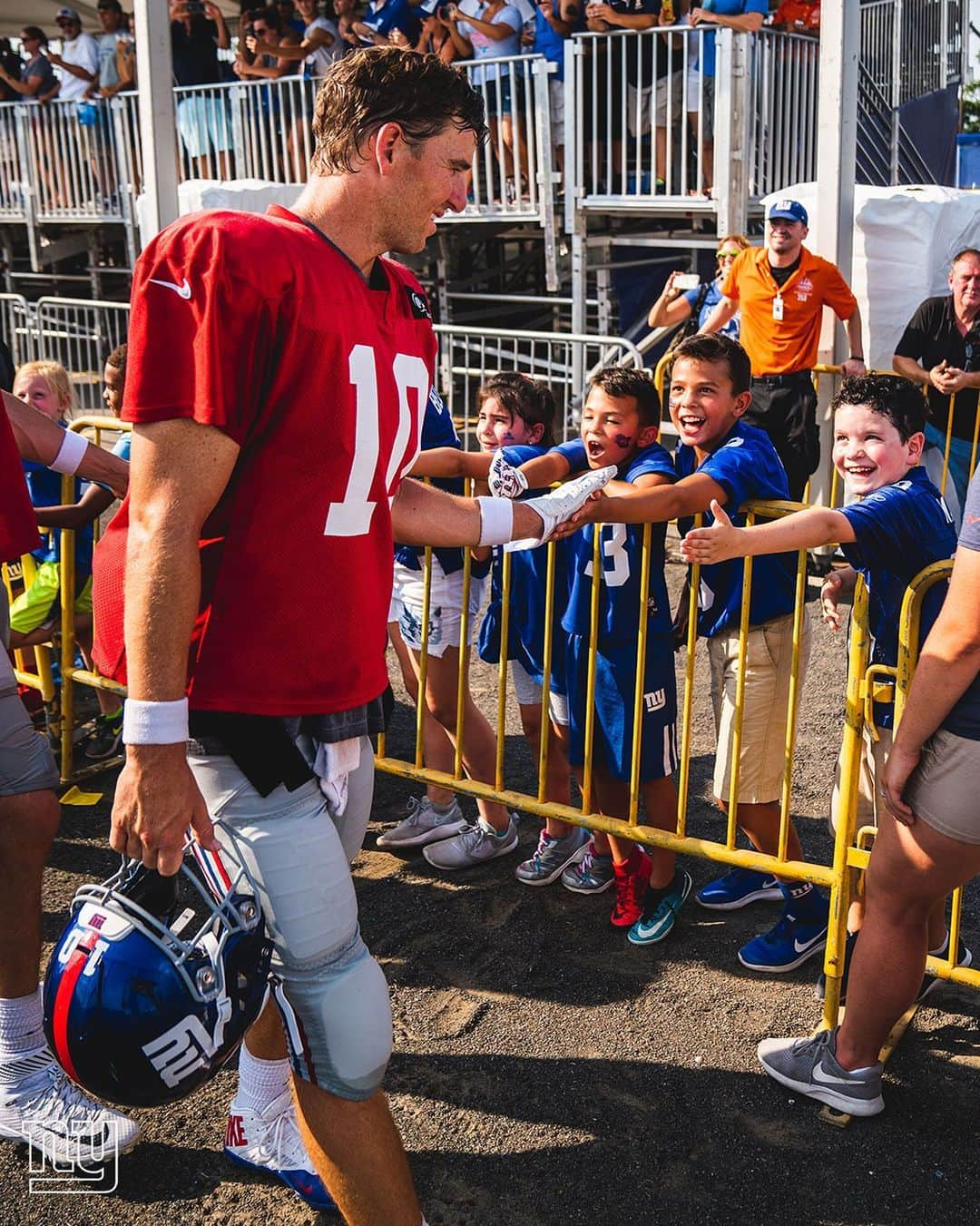 New York Giantsさんのインスタグラム写真 - (New York GiantsInstagram)「#GiantsCamp DATES JUST SOLD OUT! Raise your hand if you’re coming 🙋‍♀️🙋‍♂️🎟」7月13日 1時17分 - nygiants