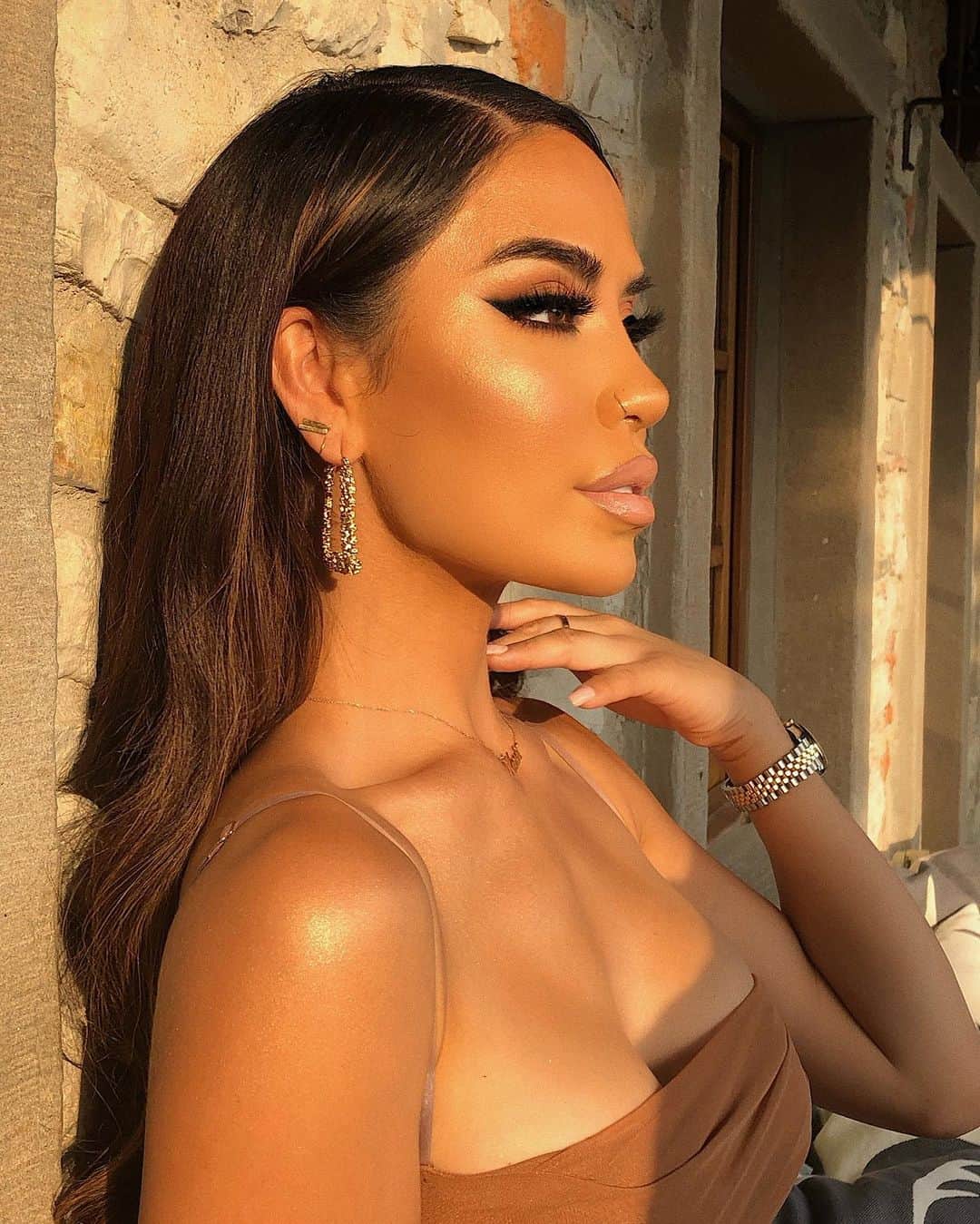 iluvsarahiiさんのインスタグラム写真 - (iluvsarahiiInstagram)「The sun hits different out here in Tuscany ✨🔥 ________________________________________ Earrings | @misslolaofficial  Eyes | @dominiquecosmetics Rustic Glam Palette Brows | @katvondbeauty Brow Pomade In Medium Brown  Liner | @urbandecaycosmetics Perversion liquid eyeliner  Lashes | Ella @lillylashes  Lips | @maccosmetics Spice lip pencil + @doseofcolors Lets Cuddle Liquid Lip  Highlight | @narsissist Super Radiant Booster +  @jouercosmetics Molten Glow Bronzer | @fentybeauty Private Island  Body Glow | @soldejaneiro Rio Sunset  Photo credit @makeupshayla」7月13日 1時17分 - iluvsarahii