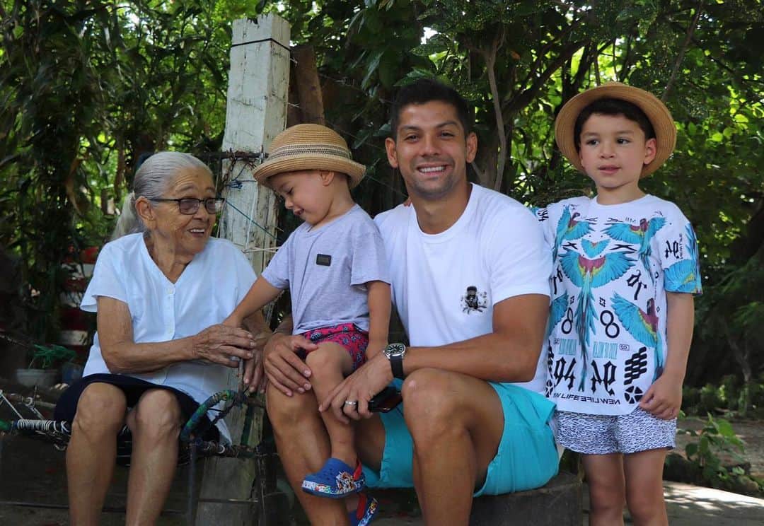 クリスチャン・ガンボアのインスタグラム：「Visitando a la bisabuela!! #abuelatita #loscubanitos #liberia」