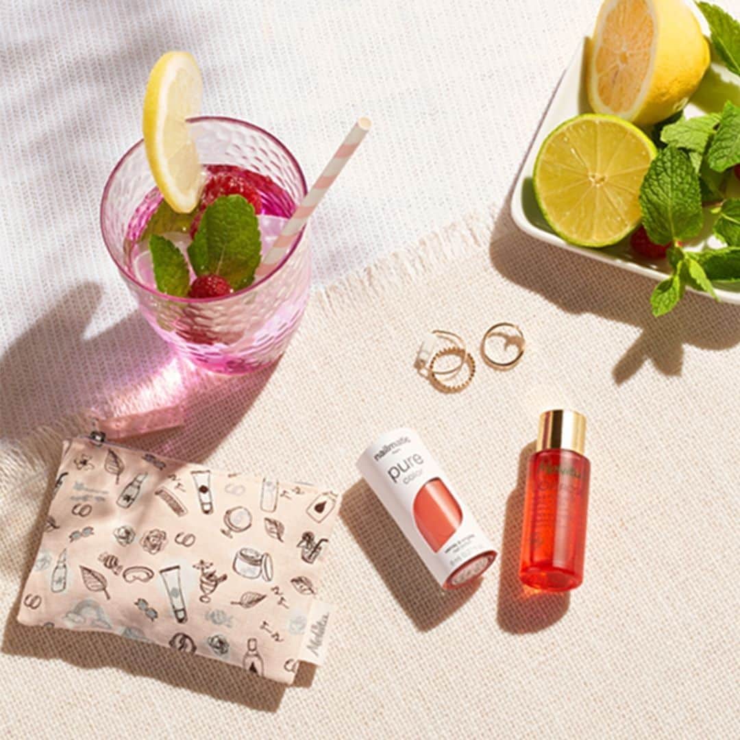 Melvita Officialのインスタグラム：「Donnez du pep’s à vos ongles ! 💅⠀ ⠀ Pour être en vogue cet été, Melvita & Nailmatic s’associent pour vous offrir une manucure de rêve.⠀ ⠀ Marque française, Nailmatic propose une alternative naturelle aux vernis à ongles, sans compromis sur le style et la couleur. On ne pouvait qu’adhérer ! 😍 ⠀ ⠀ Alors, avez-vous déjà craqué pour notre kit de l’été ? ⠀ ⠀ ⠀ #Ouialabeautebio #Melvita  #cosmetiquebio #madeinfrance #nailmatic #summernails #nailaddict」