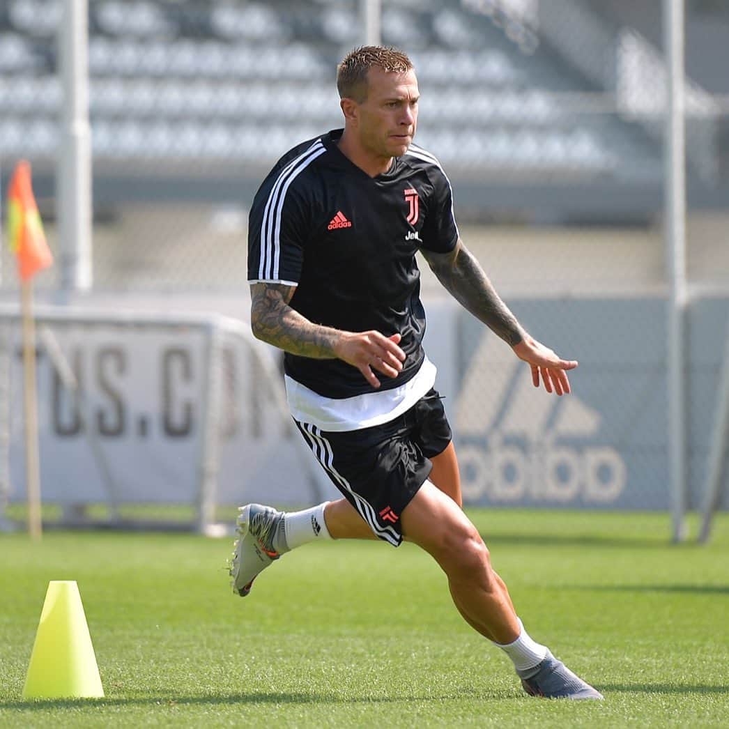 フェデリコ・ベルナルデスキのインスタグラム：「Work hard, play hard 🏃🏼‍♂️⚽️💥 #Training #FinoAllaFine #ForzaJuve」