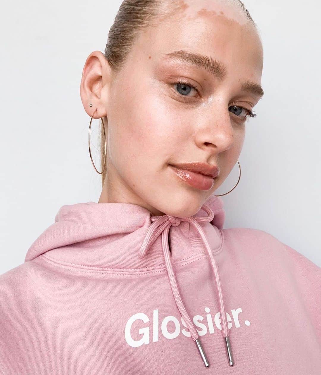 Glossierさんのインスタグラム写真 - (GlossierInstagram)「Limited edition GlossiWEAR coming Wednesday July 17th! Made just for you 😀👋 Sign up @ Glossier.com/glossiwear to be first to know when it’s here」7月13日 1時34分 - glossier
