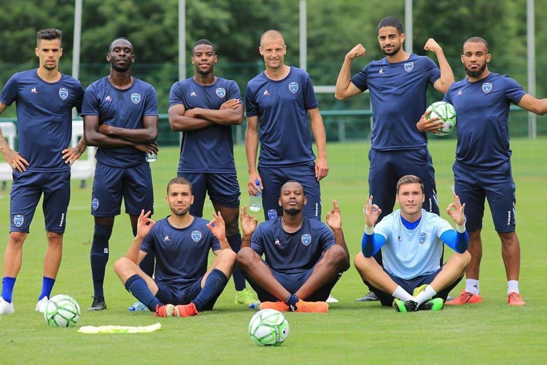 のインスタグラム：「Quand certains partent en #weekend ou en #vacances, nos équipes reprennent l'entraînement.  Bon courage pour la reprise ! 😁  @estac_troyes  #LCSFamily #LCSFootball #Football #Sport」