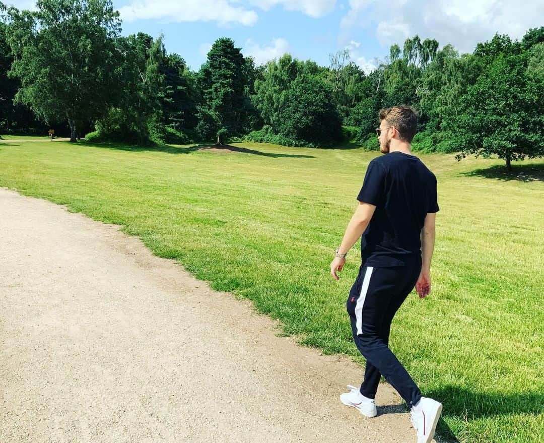 サム・ウォーカーさんのインスタグラム写真 - (サム・ウォーカーInstagram)「Sometimes we get some sun in England 🤷🏻‍♂️☀️😀」7月13日 1時42分 - samwalker_tt