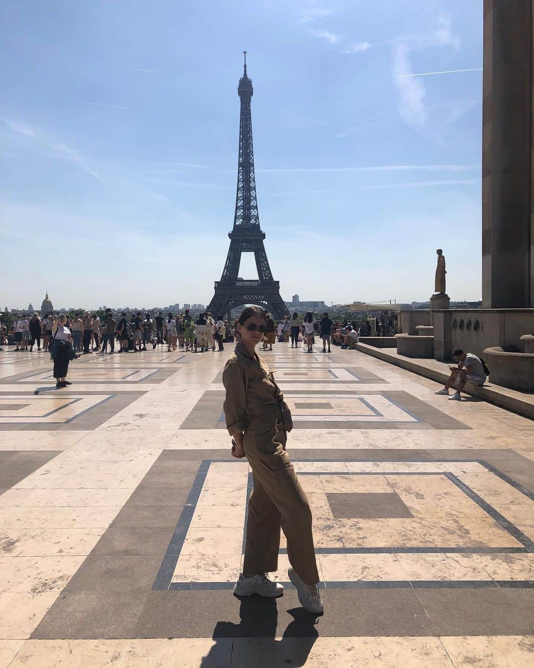 シェリー・ヘニッヒのインスタグラム：「Omg i never knew i was shaped like the Eiffel Tower 🇫🇷 #Paris」
