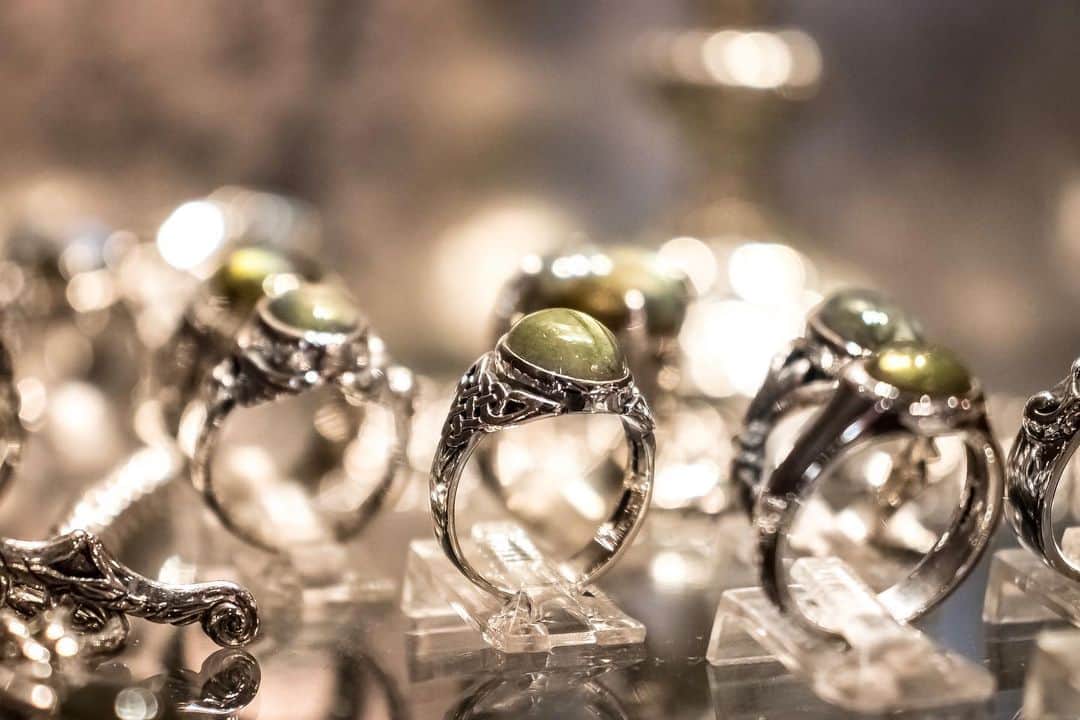クレイジーピッグさんのインスタグラム写真 - (クレイジーピッグInstagram)「Who loves a labradorite? 😍 #labradorite #labradoritejewelry #gemhealing #greeny #gemstone #brownstone #colourfuljewellery #crystal #crystalhealing #crystalprotection #stonerings #gemstonerings #delicate #silverrings #jewellery #jewelleryshoplondon #gothicjewellery #silverstonerings #gothic #stonerings #colourpop」7月13日 1時44分 - crazypigdesignslondon