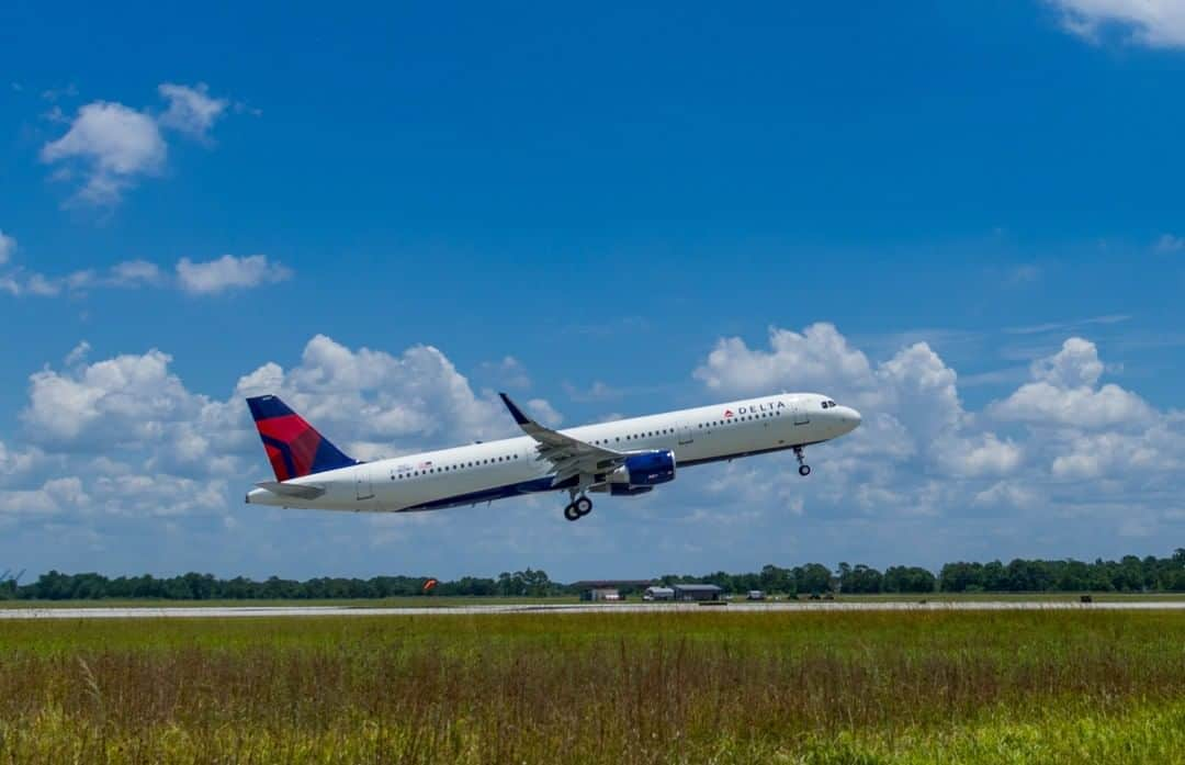 デルタ航空さんのインスタグラム写真 - (デルタ航空Instagram)「Today, we take our first completely carbon-neutral flight using biofuels and carbon offsets. A milestone we are proud of as we work to cut carbon emissions in half by 2050.  We are committed to bringing this sustainability to future flights. Join us now by neutralizing your air travel emissions at delta.com/co2.」7月13日 1時44分 - delta