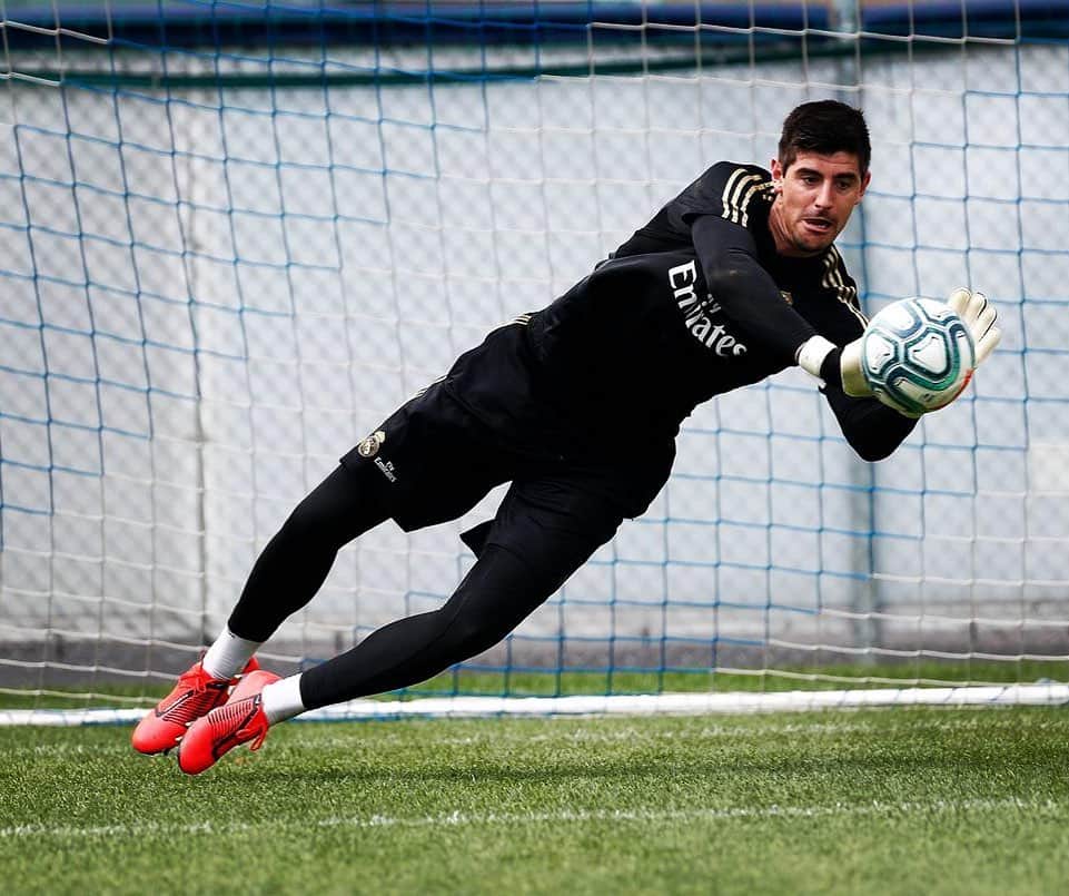 ティボ・クルトゥワのインスタグラム：「🙌🏻⚽️ #HalaMadrid」