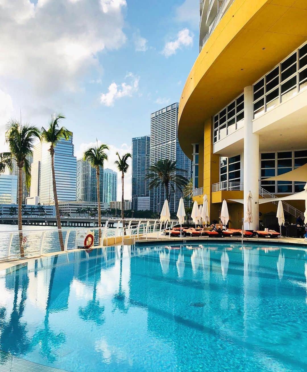 オールバーブラウンさんのインスタグラム写真 - (オールバーブラウンInstagram)「In Miami for #MiamiSwimWeek? Make sure you check out @Mo_Miami, which has both sea and city views & is just a short walk from our @BrickellCityCentre store. #MandarinOrientalMiami  #OBsAroundTheWorld #FeelSummer#OrlebarBrown」7月13日 1時57分 - orlebarbrown