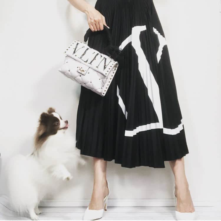 mycoのインスタグラム：「最近のお気に入りコーデ🖤 このスカートは試着したら恋に落ちました。  ばれんてぃのパイセンが最近熱いです。  特別ゲスト🐶りりちゃん 奇跡的なショットが撮れました📸 👜👗#valentino  #ootd #ootdfashion #pom #instadog #血管」