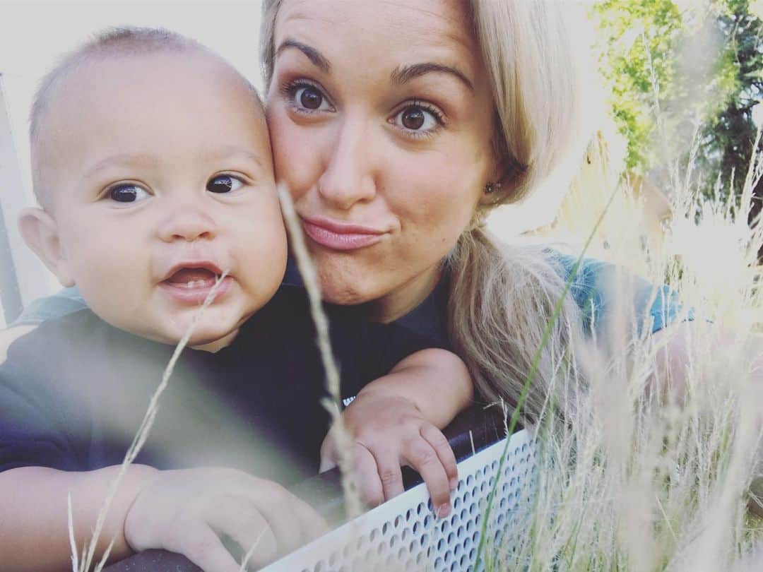 ブリット・ニコルのインスタグラム：「As long as we have coffee and cuddles, we are good! 😘☕️🤱🏼」