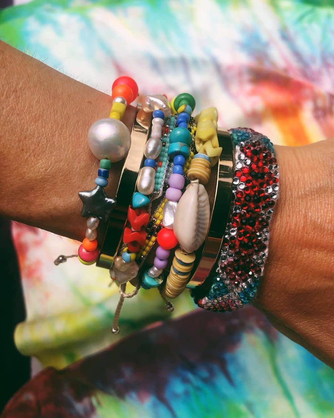ダニジョーのインスタグラム：「She wore flowers in her hair and rainbows 🌈 on her wrist #dannijogirls」