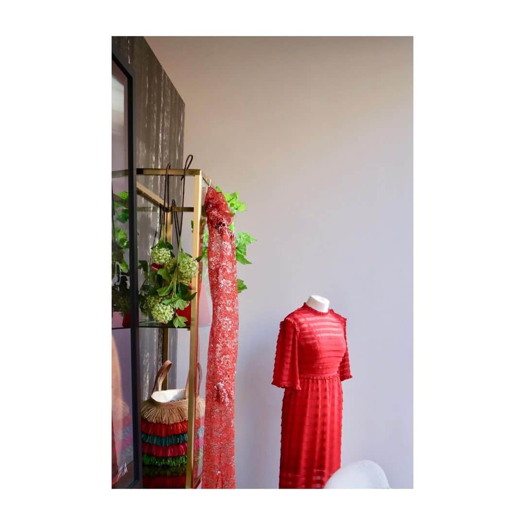 エミリオ デ ラ モレナさんのインスタグラム写真 - (エミリオ デ ラ モレナInstagram)「Window looks  @thecloudboutique_ ❤️❤️ #emiliogirls #emiliodelamorena #red #dress #windowdisplay #popup #shop」7月13日 2時06分 - emiliodelamorena