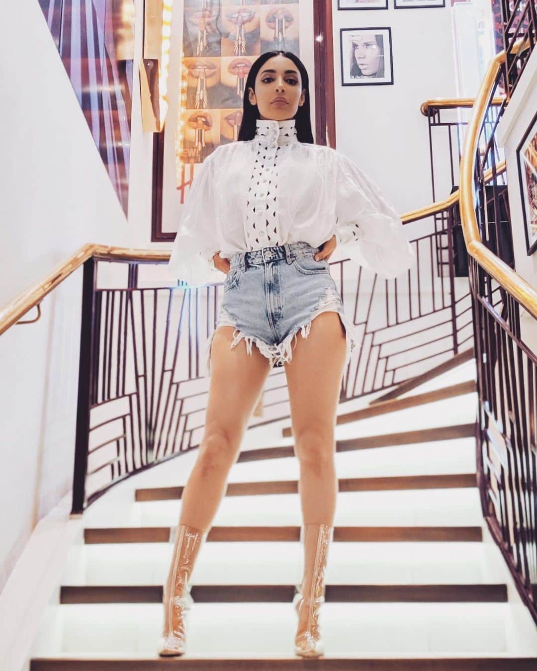 sananasのインスタグラム：「New video 😜Moi quand je poste une nouvelle vidéo et que j’attends vos commentaires 😂On dirait que j’ai emprunté le short de Beyoncé. Je lui ai emprunté la pose je lui redonne tout à l’heure. Bon et sinon ... HAPPY WEEK END 😃Vous avez prévu quoi ? Hashtag vous le voyez pas mais il y a de la buée dans ces bottines en plastique tellement je vais mourir de chaud en vrai 🥵😂 . #Outfit #FlawlessIsAFeeling #JaimeBienCeHashtag」