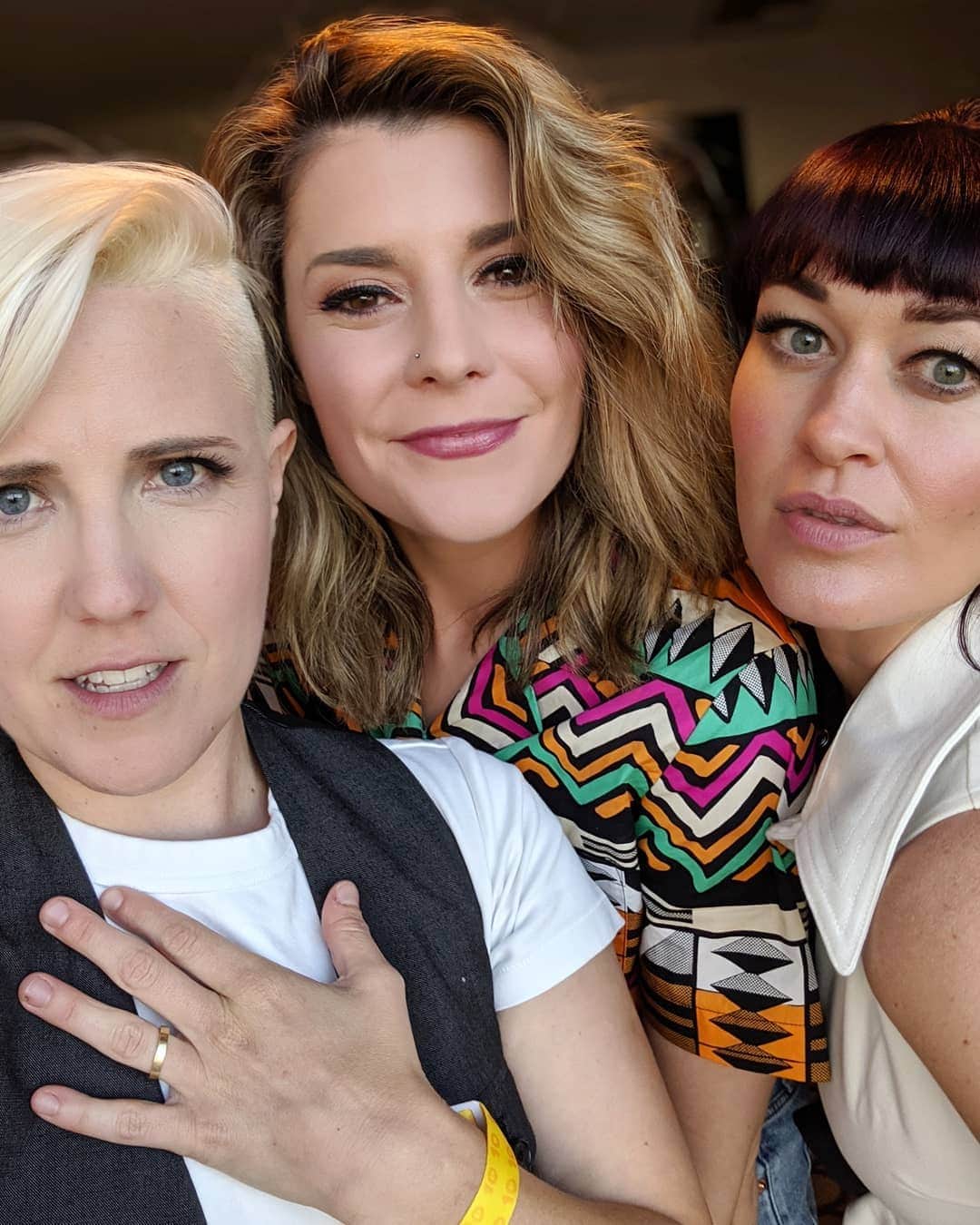 ハナー・ハートのインスタグラム：「My friends are so pretty. Swipe for smiles. 😍」