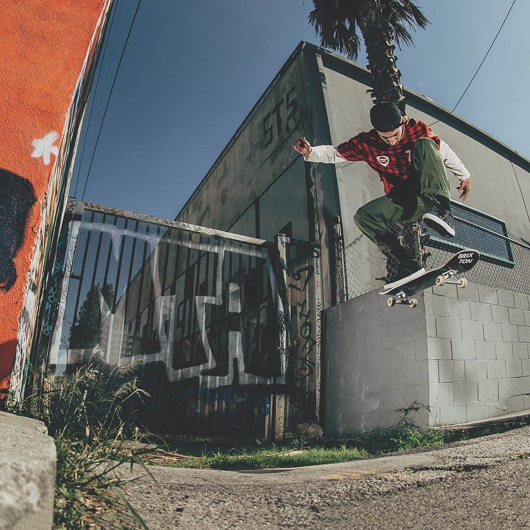のインスタグラム：「@chomponchris BS Heelflip in one of our latest adverts. 📸 @duhcota & @mountainspirit」