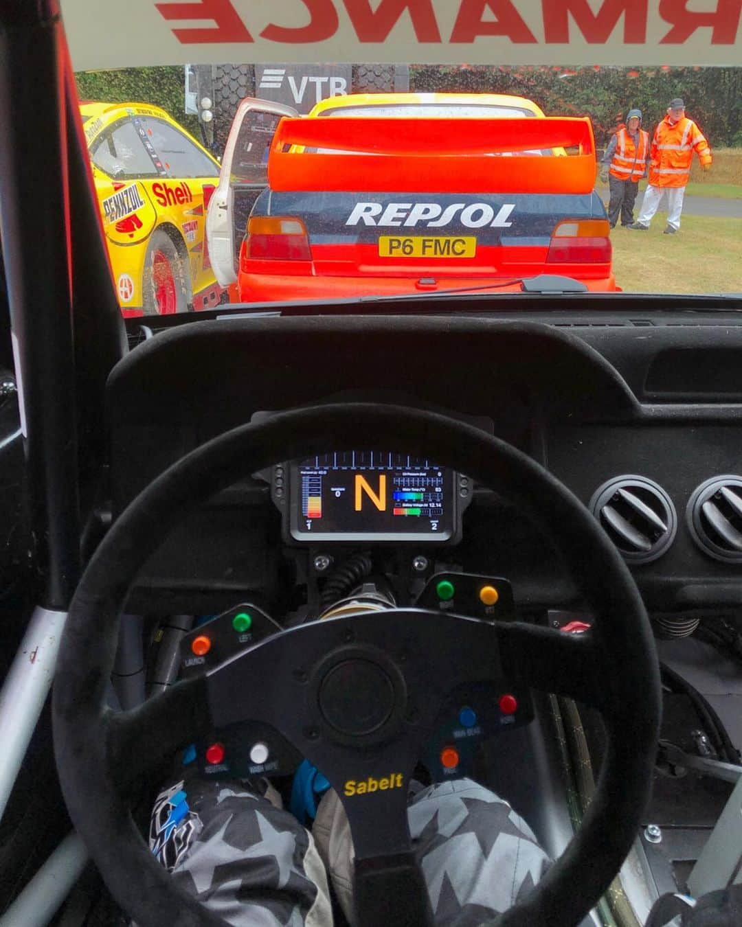 ケン・ブロックさんのインスタグラム写真 - (ケン・ブロックInstagram)「Two epic views from behind the wheel of my Ford Escort RS Cossie V2 at Goodwood this past weekend that didn’t suck: @MSportltd’s @Ford Fiesta WRC and a classic Ford Escort Cosworth RS WRC car! #GoodwoodFestivalofSpeed #FOS」7月13日 2時19分 - kblock43