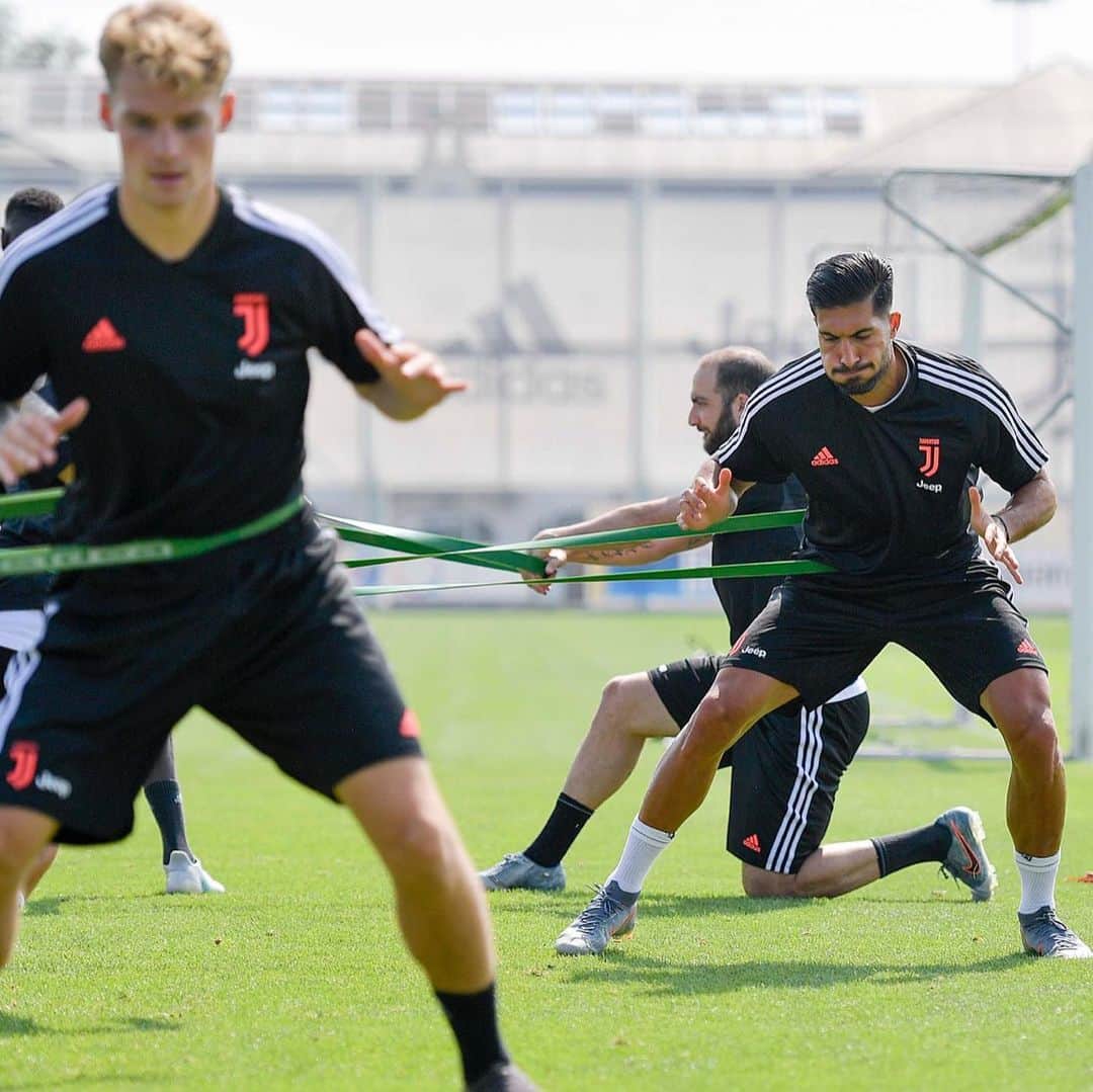 エムレ・カンのインスタグラム：「Working hard to start the season strong! 💪🏼 #EC23 #ForzaJuve #iCan #WeCan」