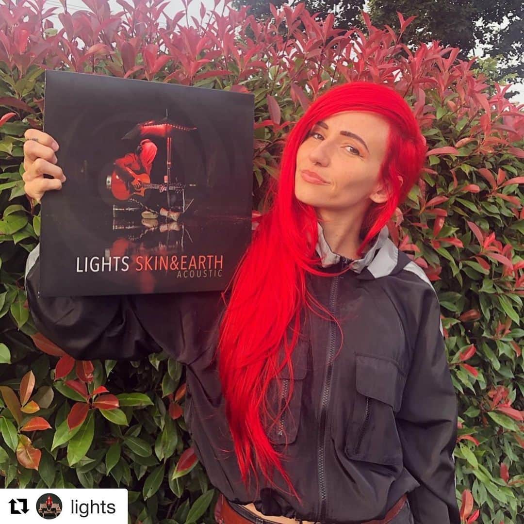 Fueled By Ramenさんのインスタグラム写真 - (Fueled By RamenInstagram)「Thaaat's right - @lights' Skin&Earth Acoustic album has arrived! Hear brand new chill jams, along with songs from Skin&Earth in ways you haven't before - nature sounds included!👌🏻😎」7月13日 2時27分 - fueledby