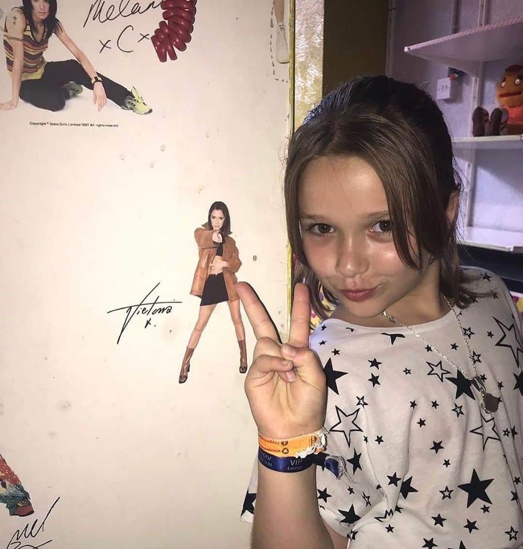 WHO WHAT WEARさんのインスタグラム写真 - (WHO WHAT WEARInstagram)「May this photo of Harper Beckham giving us her best Posh truly spice up your Friday ✌️ Regram: @victoriabeckham」7月13日 2時29分 - whowhatwear