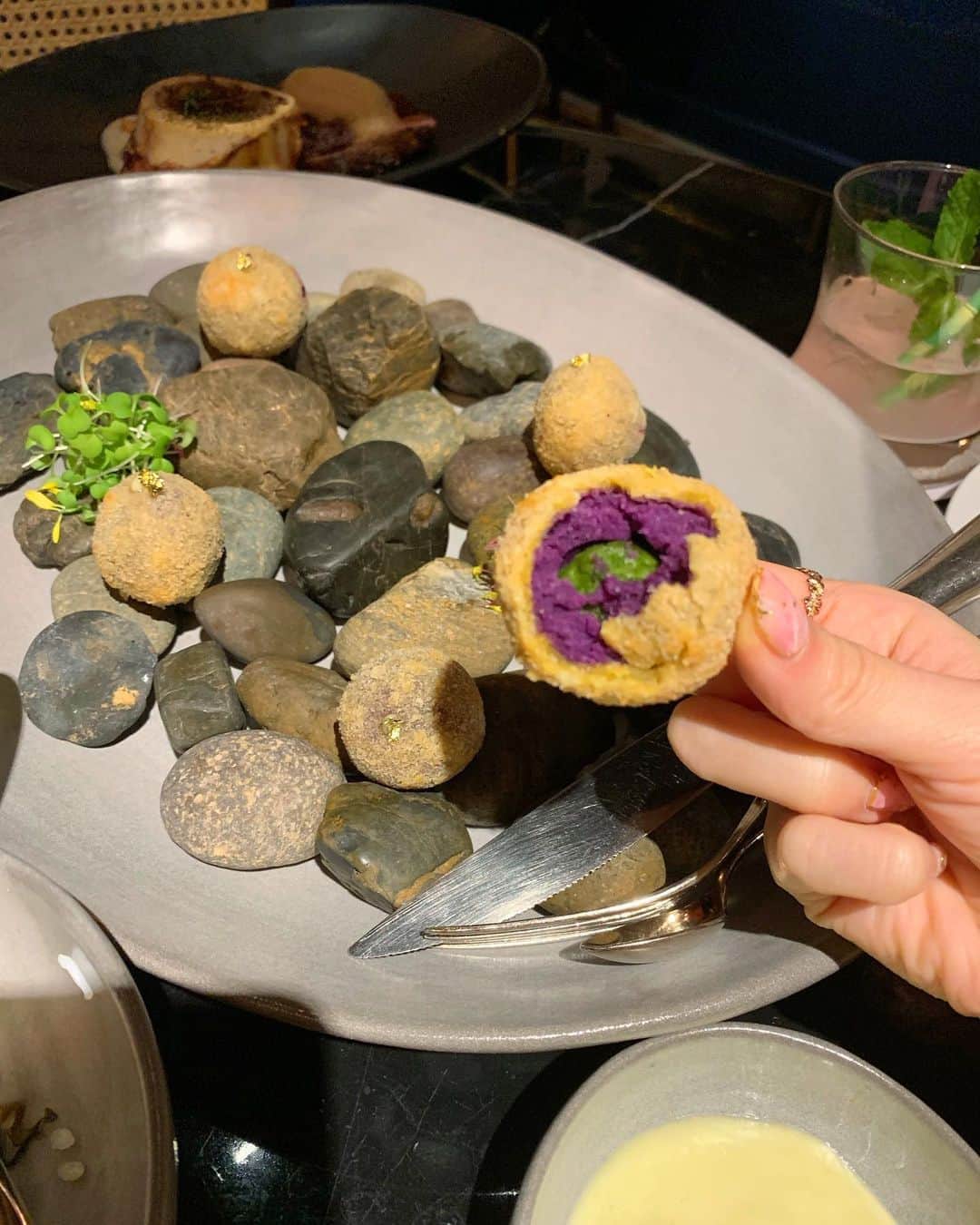 松本未夢さんのインスタグラム写真 - (松本未夢Instagram)「Japanese Purple Sweet Potatoes Croquettes 💜 Sake yogurt, Matcha, Lobster, Bisque, Black Sesame and Plain Filling  350B . คร็อกเก้เล็กๆน่ารัก😍5種類のコロッケ✨石の上にのって現れました✨お洒落💘どれがどの味か分からないけど、適当にとって食べたら抹茶だった😆🙌🏻💕お芋好きにとって嬉しいメニュー！！しかもこのサイズなら胃もたれせず良き🙌🏻 . . . #มิมุ #ไม่ใช่มุมิ  #Tenshinobangkok #japaneserestaurant #SeaUrchin #HokkaidoUni #LadyNightTenshino #bangkokrestaurant  #thailand #sightseeing #trip #dinner #バンコク #バンコクおすすめレストラン #バンコク旅行 #タイ旅行 #タイ #タイレポ #海外生活 #バンコク生活 #インスタ映えスポット」7月13日 13時19分 - miiimuuu_chan
