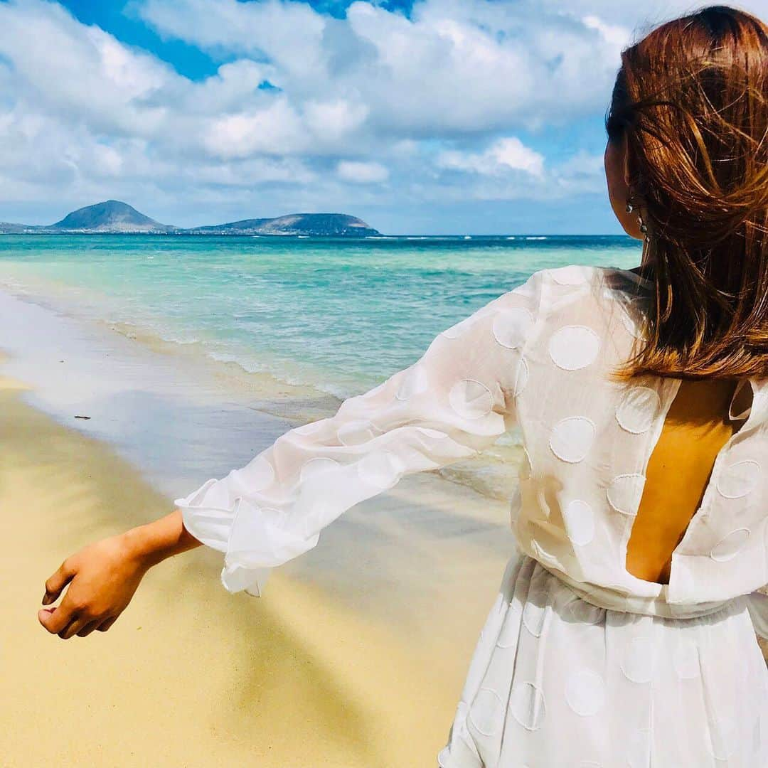 Lilly and Emmaさんのインスタグラム写真 - (Lilly and EmmaInstagram)「. . White romper($52) . #lillyandemma #hawaii #feelaloha #vsco #vso #vscocam #luckywelivehi #luckyliveinhawaii #instagood #love #happy #beach #jumpsuit #romper #aloha #fashion #ハワイ #ビーチ #ハワイ好き #ハワイ好きな人と繋がりたい」7月13日 13時20分 - lilly_emma_hawaii