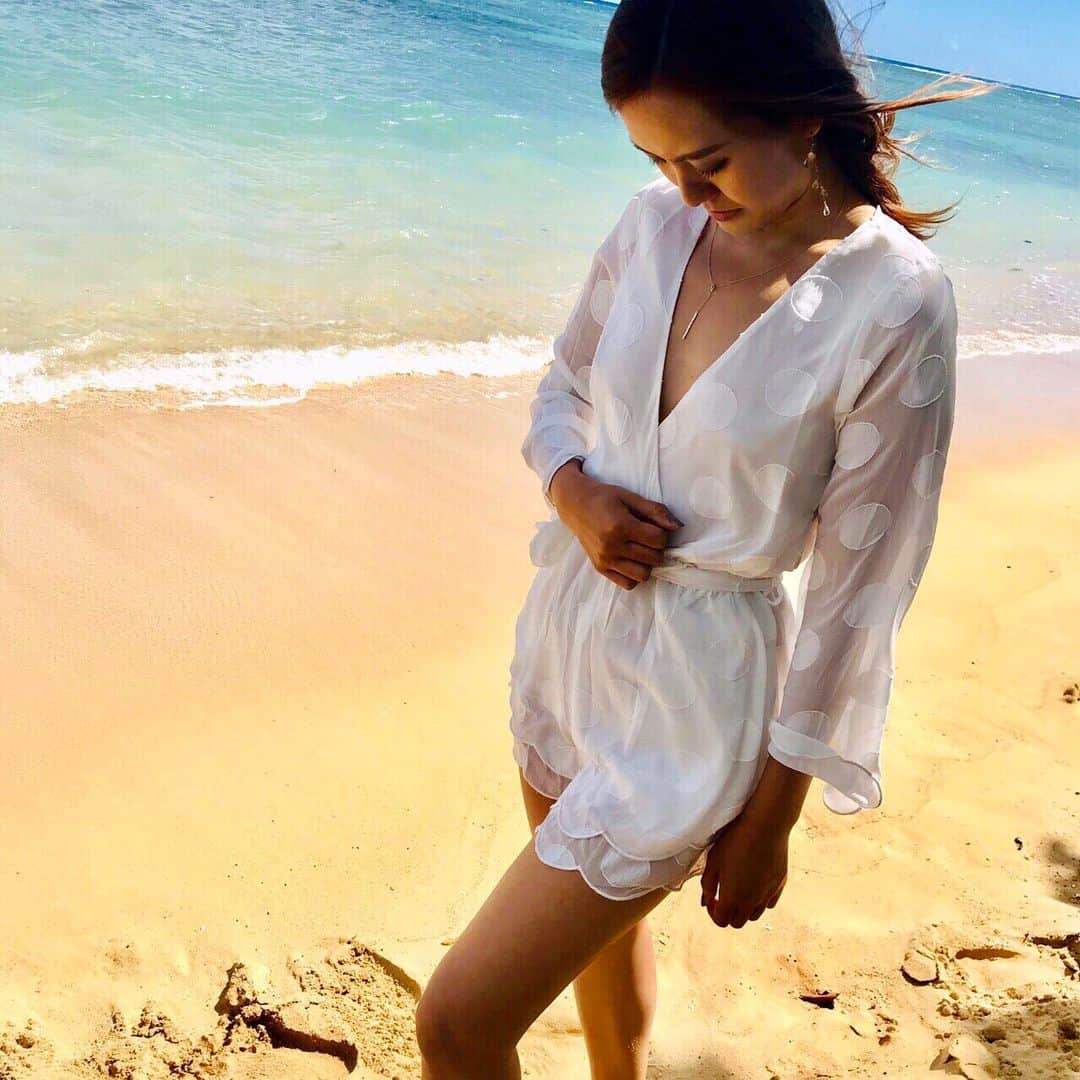 Lilly and Emmaさんのインスタグラム写真 - (Lilly and EmmaInstagram)「. . White romper($52) . #lillyandemma #hawaii #feelaloha #vsco #vso #vscocam #luckywelivehi #luckyliveinhawaii #instagood #love #happy #beach #jumpsuit #romper #aloha #fashion #ハワイ #ビーチ #ハワイ好き #ハワイ好きな人と繋がりたい」7月13日 13時20分 - lilly_emma_hawaii
