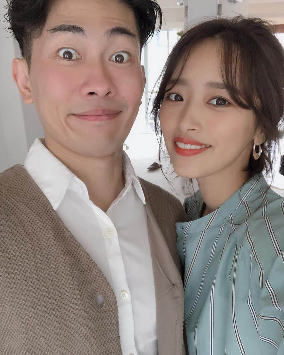 近藤千尋のインスタグラム：「今日は夫婦撮影📷💗✨ お天気は微妙ですが🌥 頑張りましょう✨☺️ 久しぶりの夫婦ショット💑 #十愛はお昼寝中 😪 #太田夫婦 #たまごクラブ #撮影中」