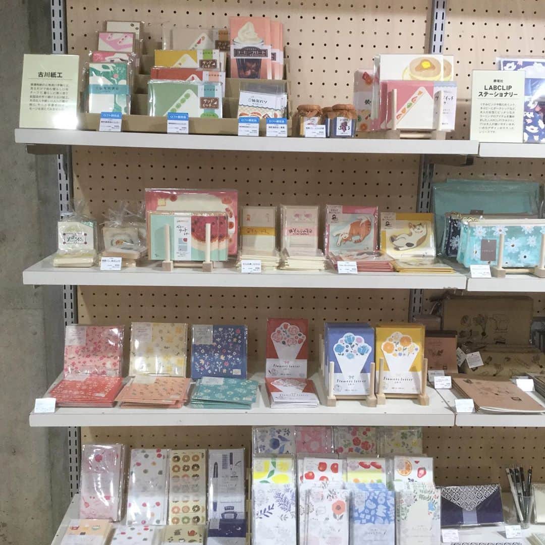 古川紙工株式会社さんのインスタグラム写真 - (古川紙工株式会社Instagram)「東京に負けず大阪でもイベント大好評です！  梅田ロフトさん、2代目うめだちょうそえぶみ箋！ うめだちょうが二匹になってる！  本日17時まで選べる福袋も開催してます！ 梅田ロフト五階フロアへ！  #梅田 #ロフト #選べる福袋 #古川紙工 #紙町珈琲店」7月13日 13時25分 - furukawashiko