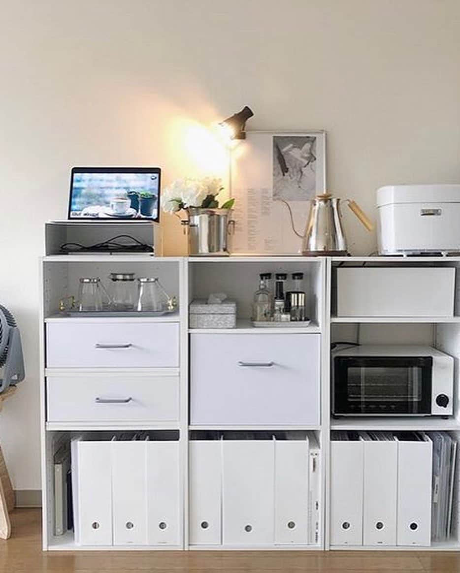 Locariのインスタグラム：「休みの日はゆっくりお家でお片付け🏡﻿ ﻿ そんな方にオススメなのが、1kのお部屋をオシャレにアレンジされている @krn.room  さんのアカウント💓﻿宝石箱のようなステキなお部屋を見ればお掃除欲もUPするはず👀 ﻿ ぜひ参考にしてみてください😉﻿ ﻿ ﻿ ﻿ ﻿ ﻿ #インテリア #インテリア雑貨 #インテリア好きな人と繋がりたい #インテリア好き #部屋 #部屋作り #お洒落な部屋 #一人暮らし部屋 #模様替え #部屋の模様替え #賃貸 #賃貸インテリア #賃貸暮らし #賃貸マンション #収納 #整理収納 #アクセサリー収納 #衣類収納 #キッチン収納」