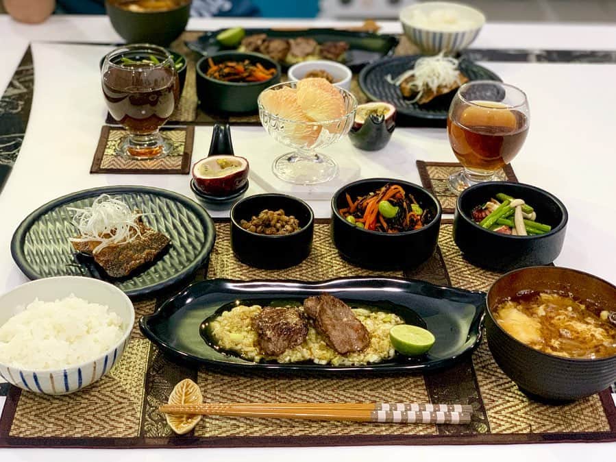 のインスタグラム：「夜ごはん☺︎﻿ ﻿ ▫️ねぎタン塩﻿ ▫️鯖の味噌煮﻿ ▫️ひじきと枝豆のサラダ﻿ ▫️空芯菜とタコのオイスターソース炒め﻿ ▫️黒胡麻納豆﻿ ▫️玉ねぎと卵のお味噌汁﻿ ▫️ソムオー﻿ ▫️パッションフルーツ﻿ ﻿ ドイツでもそうでしたが、タイ（buriram）でもタン👅は丸ごと売っています。﻿ ﻿ ドイツで捌いていた経験がタイでも活かされました☺︎✌︎﻿ 冷凍して、半解凍したものを切ると切りやすいのですが…早く食べたくて冷凍時間が短いまま切ったらまぁ切りずらかったです(´ｰ｀)﻿ ﻿ ﻿ 鯖は冷凍ものですが、buriramで見つけたので味噌煮にしてみました🐟﻿ ﻿ 骨付きで煮た方が骨からも出汁が出て旨味が増すので骨付きにしたかったのですが…﻿ 娘も食べるので骨を取るのが面倒で三枚おろしにしちゃいました。﻿ ﻿ なので、旨味を出す為に捌いた骨も捨てずに一緒に煮たよ☺︎﻿ ﻿ 切り身を買うときは、味に深みを出す為にできたら中骨付きのものを使うのがオススメです♡﻿ ﻿ お肉もそうだけど、やっぱり骨の出汁パワーってすごいんですよ。﻿ これがまた美味しくなるんです☺️﻿ ﻿ ご馳走さまでした！﻿ ﻿ ﻿ 📖「夫婦のきずなごはん」&「1回のお買い物で3日献立　夫婦のきずなごはん」発売中 ﻿ #タイで作る日本食 ﻿ ﻿ ﻿」