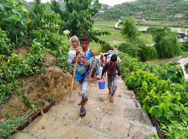 チョン・ウソンさんのインスタグラム写真 - (チョン・ウソンInstagram)「이주 넘게 계속되는 폭우로 방글라데시 쿠투팔롱 난민촌의 피해가 계속되고 있습니다. 2만4천명이 넘는 로힝야 난민들이 피해를 입었으며 유엔난민기구는 이 중 2천100명을 안전한 지역으로 이동시킬 수 있었습니다.  누군가의 어머니이자 아들, 동생과 누나인 이들이 안전히 집으로 돌아갈 수 있을 때까지, 지속적인 관심과 지원으로 여러분이 이들을 안전히 보호해 주세요.  Two weeks of continuous heavy rains and wind in Bangladesh have affected over 24,000 refugees in Kutupalong and UNHCR was able to relocate 2,100 refugees.  Your continued support is desperately needed for the Rohingya refugees until it becomes safe enough for them to return.  Photo: UNHCR BGD」7月13日 11時58分 - tojws