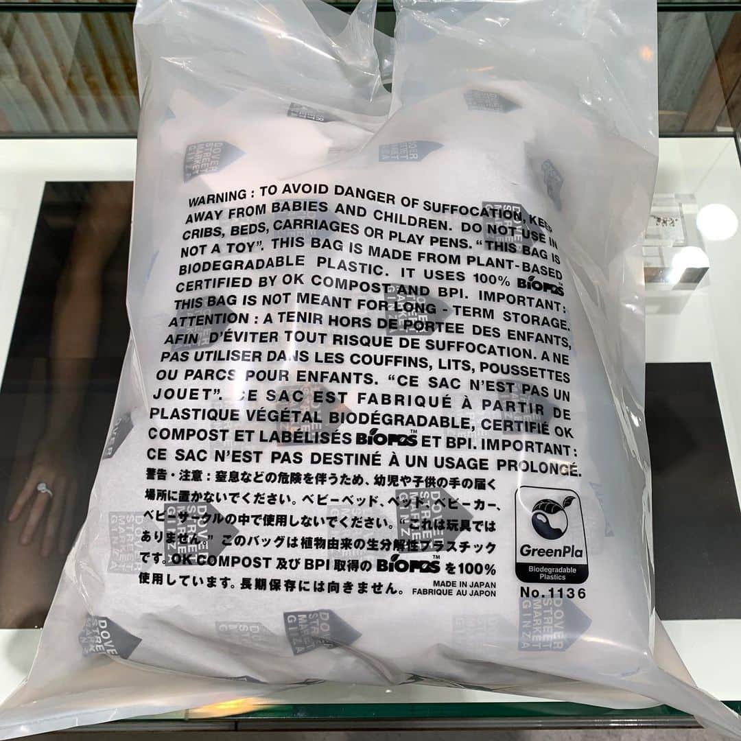 のインスタグラム：「アパレル初？ 土に還るショッピングバッグ。#doverstreetmarketginza」