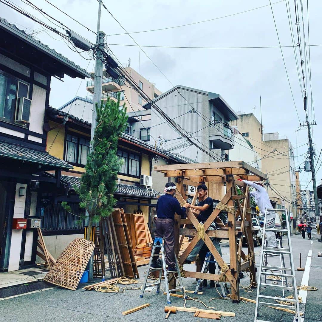 鴨志田由貴のインスタグラム：「京都の事務所の目の前で鉾を建て始めてる！！ おお！！ #祇園祭」