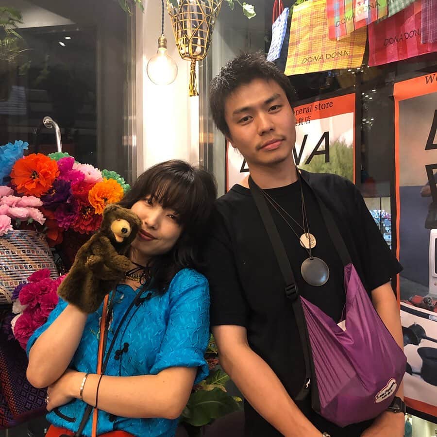 のインスタグラム：「DEPTオーナーeriさんと、フローリスト越智康貴さんが手がける雑貨屋「DONADONA TOKYO」は本日オープン！ キャットストリートに突如現れた、異国情緒あふれる空間。童心にかえったかのように心踊るカラフルな小物、どこか懐かしい雑貨、、おふたりの審美眼にかなった精鋭たちが並び、あれもこれも欲しくなってしまいます… (編集REI) #dept #donadonatokyo」