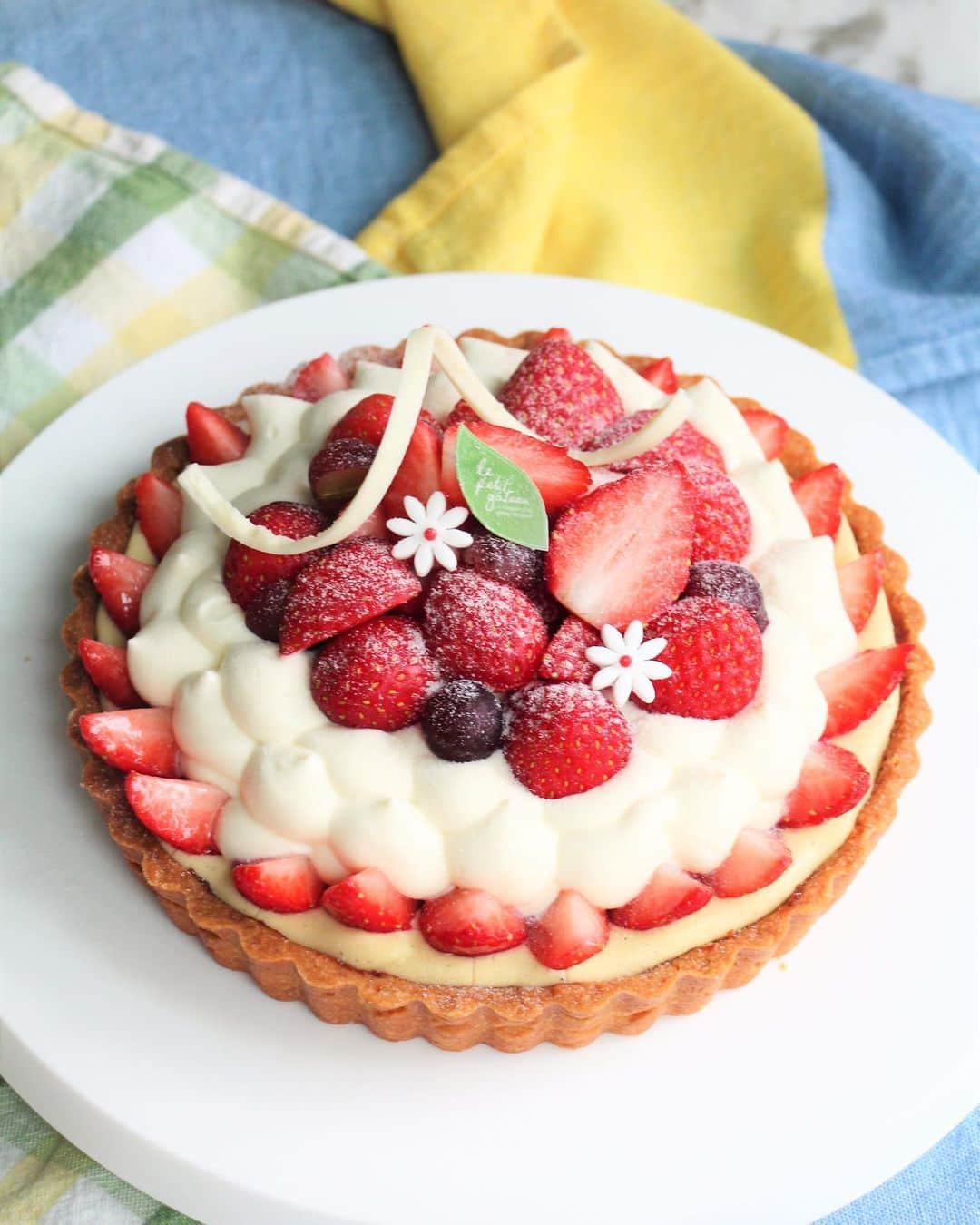 のインスタグラム：「Think I have no problem finishing this giant tart by myself again 😎🍴• • • #dairycreamkitchen #singapore #desserts #igersjp #yummy #love #sgfood #foodporn #igsg #ケーキ  #instafood #gourmet #beautifulcuisines #onthetable #bonappetit #cafe #cake #f52grams #bake #sgcakes #スイーツ #cakes #feedfeed  #pastry #sgcafe #strawberry #delicious」