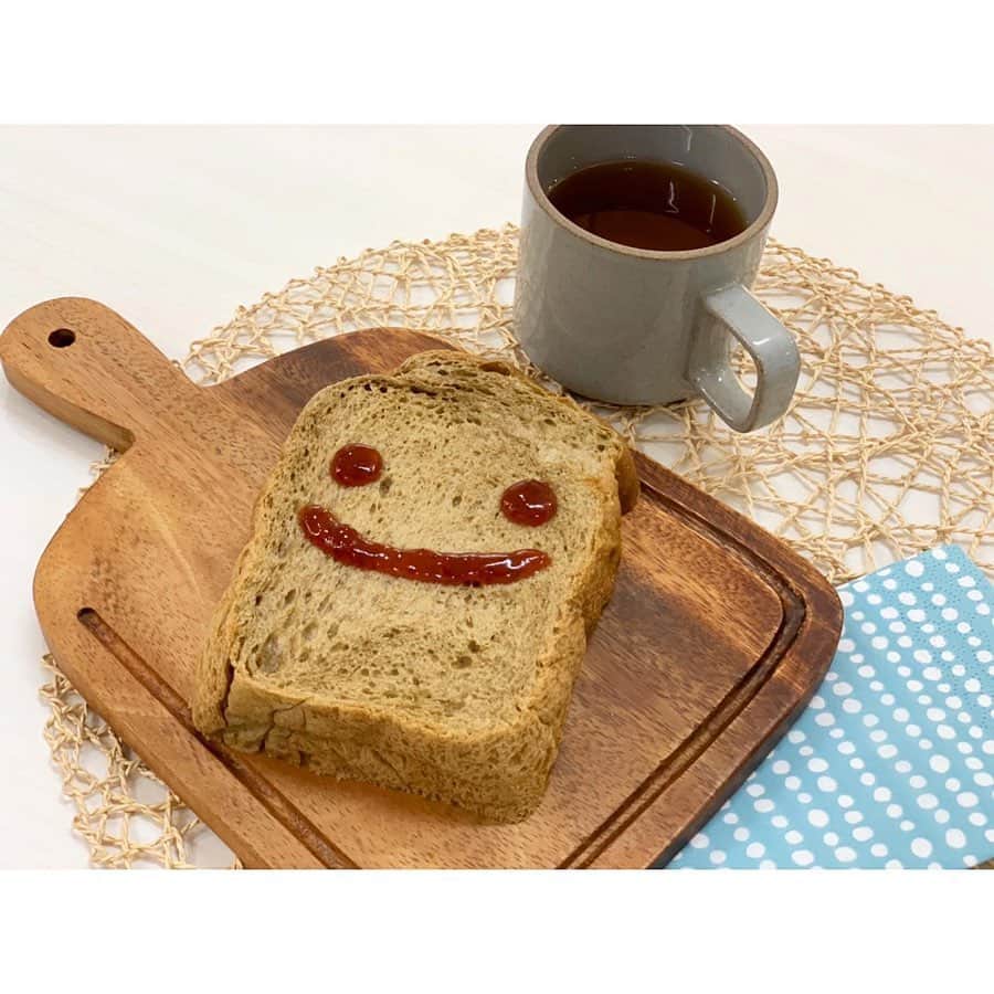 中村明花 Foodさんのインスタグラム写真 - (中村明花 FoodInstagram)「.﻿ 只今Mart8月号が発売中です☺︎﻿﻿ ﻿﻿ 今月号から〝おうち食パン部〟を結成しました🎉﻿﻿ そして僭越ながら食パン部の部長を務めさせていただきます🙏🏼🍞﻿﻿ ﻿﻿ これから4ヶ月間、毎回のテーマに合わせた食パンとそれを囲む幸せの瞬間〝幸せポイント〟をMartのサイトにアップしていきます。﻿﻿ （ @sayaka_nakamura3 のストーリーから簡単にとべます）﻿﻿ ﻿﻿ サイトでは、﻿﻿ あの食パンで有名な＜乃が美＞みたいな食パンや、＜俺のベーカリー＞風の食パンがお家で作れちゃう、﻿﻿ おうち乃が美&俺のベーカリー銀座の食パン〜香〜風のレシピが公開中です😍﻿﻿ ﻿﻿ ほんっっっとに美味しいですコレ。﻿﻿ お家だからこそ焼きたてが食べられるし、並ばずにこの美味しさに家で出会えるのは本当にビックリします😳﻿﻿ ﻿ “おうち乃が美” のオリジナルアレンジで、今人気のほうじ茶パウダーを使って “ほうじ茶風味の乃が美風” にもチャレンジしてみました☺︎﻿ ﻿﻿ ほうじ茶パウダーを使うと、ふわっとほうじ茶のこうばしさも香ってプレーンとはまた違った味と風味が楽しめます。﻿﻿ ﻿﻿ ﻿ 私のこだわりの食パンの食べ方も載っているので是非、今月号のMart&サイトをご覧下さい☺︎﻿﻿ ﻿ ﻿ ⌘⌘⌘⌘⌘⌘⌘⌘⌘⌘⌘⌘⌘⌘⌘⌘﻿ ﻿﻿ Instagram投稿キャンペーンも開催中です❗️﻿﻿ パンの写真＋幸せポイントの説明＋ハッシュタグ（Mart公式Instagramアカウント @mart.magazine をフォローしタグづけ）﻿﻿ をInstagramに投稿してください。﻿﻿ ﻿﻿ 投稿いただいた方の中から抽選で素敵なプレゼントが当たります🎁﻿﻿ ﻿﻿ 私も投稿を覗きに行かせていただきます👀♡﻿﻿ たくさんの皆様からの投稿お待ちしています☺︎﻿﻿ ﻿﻿ ﻿ ﻿﻿ #Mart幸せおうち食パン部﻿﻿ #martmag﻿﻿ #パナソニック﻿﻿ #ホームベーカリー﻿﻿ #おうち食パン﻿﻿ #食パンレシピ﻿ #高級食パン﻿ 🍞🍞🍞🍞🍞🍞🍞」7月13日 12時26分 - sayaka_nakamura_food