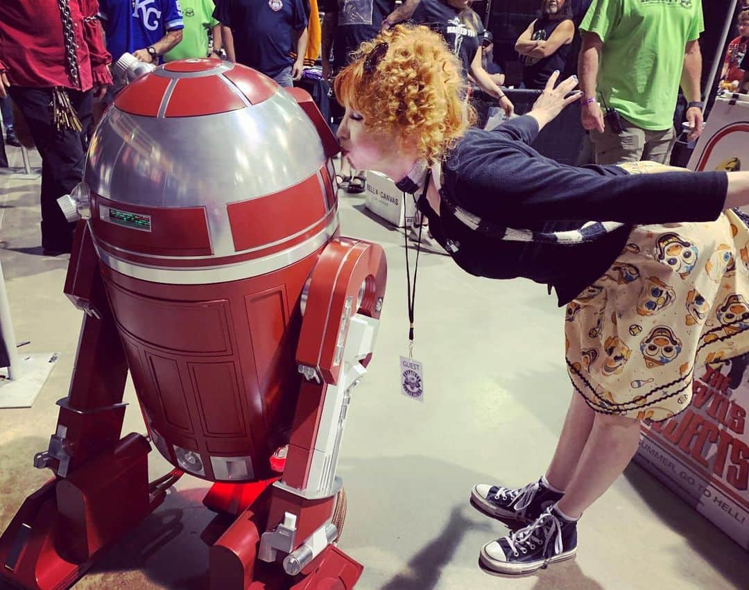 ボニー・モーガンのインスタグラム：「Look who stopped by my table @crypticonkansascity ... could this be the droid I’m looking for?#crossover #adventuresofbendybonnie #celebritycrush #thisisthedroidimlookingfor #rings  #samara #itstherealthingthistime #crypticon #bendybonnie」