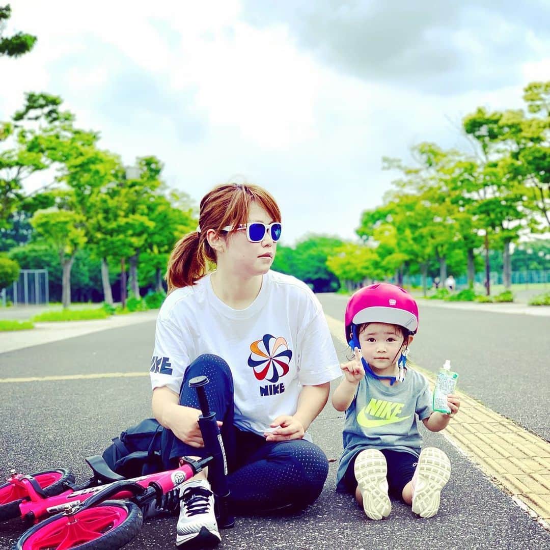 大菅小百合のインスタグラム：「ストライダーの練習🚲‼️🏃‍♀️✨ 乗ったり走ったりを繰り返しママも汗だく💦でも汗かくと気持ちいいね💕 ・ ・ ・ #nike #風車大好き #娘もnike #2歳3ヶ月 #ストライダー」