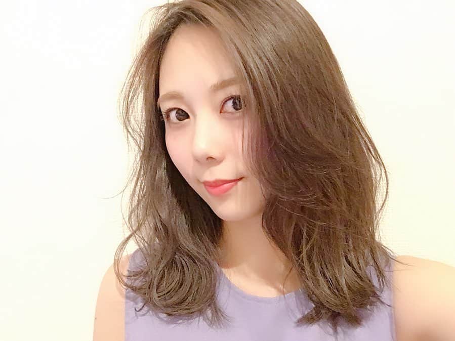 西村季里子のインスタグラム：「・ 髪型周りから好評で嬉しい〜🥰 何より髪乾かすのも、セットも楽💖 でもいまだにセットが 毎回違う感じになって定まらない👾 カラーもいい感じ🐰✨ これからメイクとか服とかも 変えてくの楽しみだな〜💕 #美容院#hair#hairstyle #haircolor  #haircut #ヘアスタイル#ヘアカラー #ヘアカラー #バッサリカット#20センチカット #アッシュ#アッシュベージュ#ベージュカラー  #グラデーションカラー #ブリーチカラー  #金髪ロング#イメチェン#大満足 #アフロート#アフロートワールド #渋谷#afloat #follow#followme」