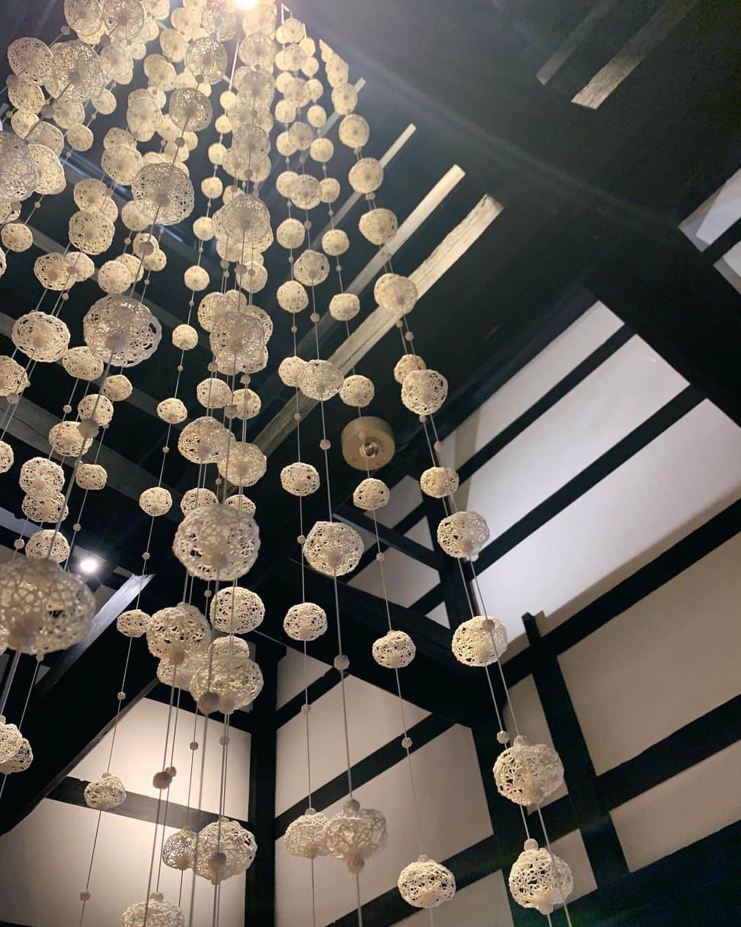 Marika Kajiwaraさんのインスタグラム写真 - (Marika KajiwaraInstagram)「星野リゾート⭐️ ＊ 昨日は旅館に着いて、 美味しいご飯食べたり、 温泉いろはで入浴法教わったり、 伝統の獅子舞見たり、、、♥️ 出かけなくても楽しい事いっぱい☺️ ＊ 決まったポイントで写真を撮って投稿する ハッシュタグラリーに参加すると プレゼントが貰えるみたいで 写真もたくさん撮ったよ🎁♡ ＊ プレゼントは日本酒だった🍶 ＊ ＊ ＊ #界タビ20s #kaitabi20s #星野リゾート界 #星野リゾート #界加賀 #石川 #石川旅行 #旅行 #女子旅 #まりまりこんび #トラベルライブラリー #宝楽盛り #ご当地楽 #ドレスコードは浴衣と風呂敷 #うるはし現代湯治 #界加賀映えスポット#hoshinoresorts #kaikaga #pr #like #trip #instagood #marika_trip」7月13日 12時46分 - marika__kw