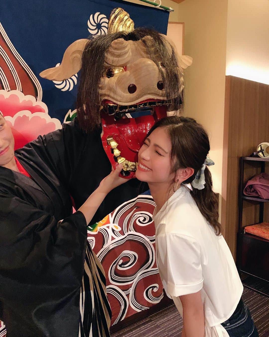 Marika Kajiwaraさんのインスタグラム写真 - (Marika KajiwaraInstagram)「星野リゾート⭐️ ＊ 昨日は旅館に着いて、 美味しいご飯食べたり、 温泉いろはで入浴法教わったり、 伝統の獅子舞見たり、、、♥️ 出かけなくても楽しい事いっぱい☺️ ＊ 決まったポイントで写真を撮って投稿する ハッシュタグラリーに参加すると プレゼントが貰えるみたいで 写真もたくさん撮ったよ🎁♡ ＊ プレゼントは日本酒だった🍶 ＊ ＊ ＊ #界タビ20s #kaitabi20s #星野リゾート界 #星野リゾート #界加賀 #石川 #石川旅行 #旅行 #女子旅 #まりまりこんび #トラベルライブラリー #宝楽盛り #ご当地楽 #ドレスコードは浴衣と風呂敷 #うるはし現代湯治 #界加賀映えスポット#hoshinoresorts #kaikaga #pr #like #trip #instagood #marika_trip」7月13日 12時46分 - marika__kw