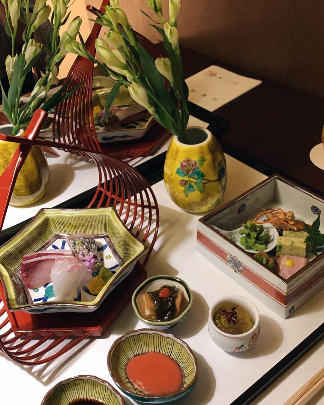 Marika Kajiwaraさんのインスタグラム写真 - (Marika KajiwaraInstagram)「星野リゾート⭐️ ＊ 昨日は旅館に着いて、 美味しいご飯食べたり、 温泉いろはで入浴法教わったり、 伝統の獅子舞見たり、、、♥️ 出かけなくても楽しい事いっぱい☺️ ＊ 決まったポイントで写真を撮って投稿する ハッシュタグラリーに参加すると プレゼントが貰えるみたいで 写真もたくさん撮ったよ🎁♡ ＊ プレゼントは日本酒だった🍶 ＊ ＊ ＊ #界タビ20s #kaitabi20s #星野リゾート界 #星野リゾート #界加賀 #石川 #石川旅行 #旅行 #女子旅 #まりまりこんび #トラベルライブラリー #宝楽盛り #ご当地楽 #ドレスコードは浴衣と風呂敷 #うるはし現代湯治 #界加賀映えスポット#hoshinoresorts #kaikaga #pr #like #trip #instagood #marika_trip」7月13日 12時46分 - marika__kw