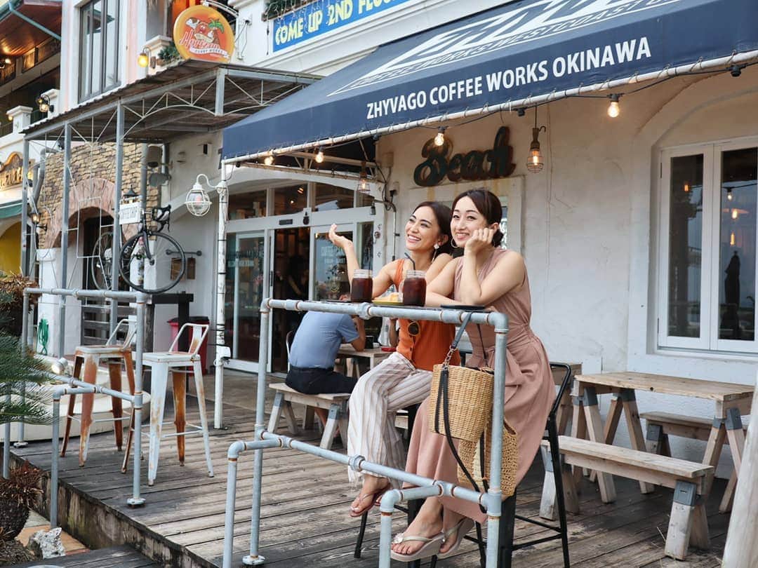 k30858mさんのインスタグラム写真 - (k30858mInstagram)「海を見ながら美味しいcoffee☕ 最高っ🥰🌊🌴💓 #沖縄#okinawa#北谷#ちゃたん#行ってみたかった#行きたかった#お店#コーヒーショップ#coffeeshop#coffee#shop#珈琲#☕#happy#happiness#japan#海#南国#🌴#弾丸#❤️#beach#海#sea#🌊#zhyvagocoffeeworks#zhyvagocoffee#zhyvago#最高#アメリカンビレッジ」7月13日 12時48分 - k30858m