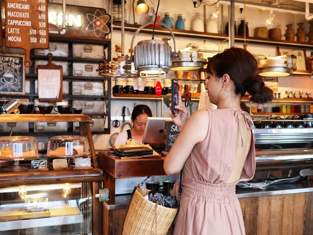 k30858mさんのインスタグラム写真 - (k30858mInstagram)「海を見ながら美味しいcoffee☕ 最高っ🥰🌊🌴💓 #沖縄#okinawa#北谷#ちゃたん#行ってみたかった#行きたかった#お店#コーヒーショップ#coffeeshop#coffee#shop#珈琲#☕#happy#happiness#japan#海#南国#🌴#弾丸#❤️#beach#海#sea#🌊#zhyvagocoffeeworks#zhyvagocoffee#zhyvago#最高#アメリカンビレッジ」7月13日 12時48分 - k30858m