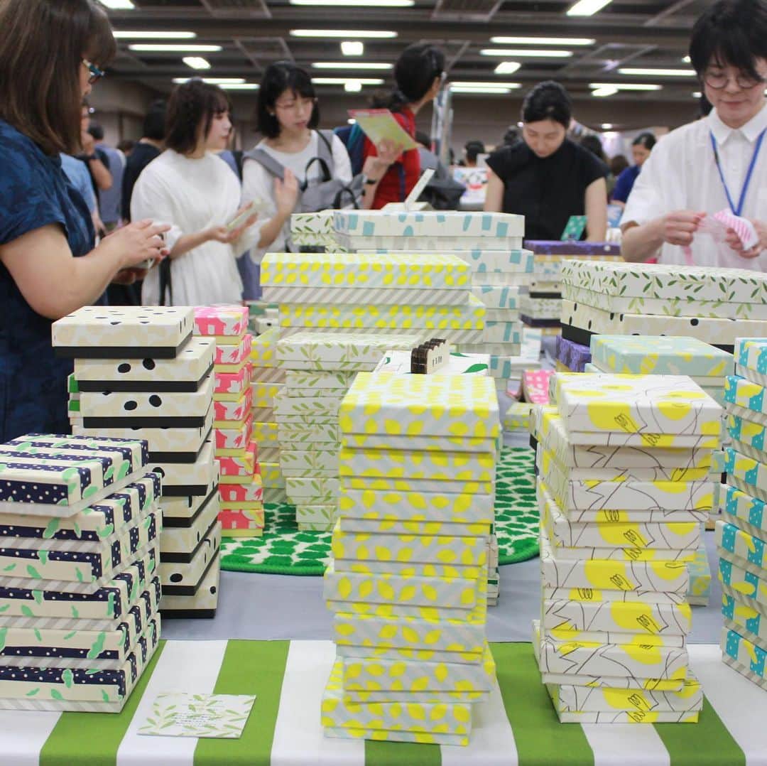 手紙社さんのインスタグラム写真 - (手紙社Instagram)「【「紙博 in 東京 vol.3」会場の様子をお届けします！】 本日オープンした「紙博 in 東京 vol.3」。会場内は印刷会社をはじめ、文具店やイラストレーターなど、紙にまつわるプロフェッショナルたちがお待ちしております。お買い物はもちろん、当日受付のワークショップにも参加できますよ。5階ステージでは2日間に渡ってトークショーも開催しますので、ぜひステージのタイムテーブルもチェックしてお越しくださいね。見て、聞いて、触れて、紙の魅力を味わい尽くせる紙博を、心ゆくまでたっぷりとお楽しみください！ . ▶︎会場マップはプロフィール「@kamihaku2019」のリンクへ . ▶︎「紙博 in 東京 vol.3」開催概要 開催日：2019年7月13日（土）〜14日（日） 時間：13日（土）10:00～17:00  14日（日）9:00～17:00 会場：東京都立産業貿易センター台東館4階、5階展示室 東京都台東区花川戸2-6-5 入場料：500円（小学生以下無料） . ▶︎ステージタイムテーブル ◎7月13日（土） 11:30〜12:15 九ポ堂 × ライフ株式会社  12:45〜13:30 大滝由子  14:00〜14:30 紙もの大賞授賞式  15:00〜15:45 高旗将雄 ◎7月14日（日） 10:30〜11:15 甲斐みのり  11:45〜12:30 辻恵子  13:30〜14:15 夜長堂 店主・井上タツ子  14:45〜15:30 居山浩二  #手紙社#手紙舎#tegamisha#紙博#kamihaku#紙博in東京#浅草#紙もの#ペーパーアイテム#ノート#メモ帳#レターセット#メッセージカード#ポストカード#マスキングテープ#maskingtape#文房具#stationery#イラスト#illustration」7月13日 12時49分 - tegamisha