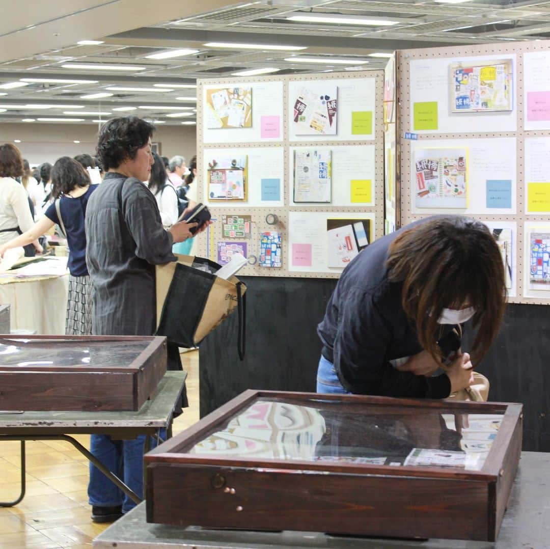 手紙社さんのインスタグラム写真 - (手紙社Instagram)「【「紙博 in 東京 vol.3」会場の様子をお届けします！】 本日オープンした「紙博 in 東京 vol.3」。会場内は印刷会社をはじめ、文具店やイラストレーターなど、紙にまつわるプロフェッショナルたちがお待ちしております。お買い物はもちろん、当日受付のワークショップにも参加できますよ。5階ステージでは2日間に渡ってトークショーも開催しますので、ぜひステージのタイムテーブルもチェックしてお越しくださいね。見て、聞いて、触れて、紙の魅力を味わい尽くせる紙博を、心ゆくまでたっぷりとお楽しみください！ . ▶︎会場マップはプロフィール「@kamihaku2019」のリンクへ . ▶︎「紙博 in 東京 vol.3」開催概要 開催日：2019年7月13日（土）〜14日（日） 時間：13日（土）10:00～17:00  14日（日）9:00～17:00 会場：東京都立産業貿易センター台東館4階、5階展示室 東京都台東区花川戸2-6-5 入場料：500円（小学生以下無料） . ▶︎ステージタイムテーブル ◎7月13日（土） 11:30〜12:15 九ポ堂 × ライフ株式会社  12:45〜13:30 大滝由子  14:00〜14:30 紙もの大賞授賞式  15:00〜15:45 高旗将雄 ◎7月14日（日） 10:30〜11:15 甲斐みのり  11:45〜12:30 辻恵子  13:30〜14:15 夜長堂 店主・井上タツ子  14:45〜15:30 居山浩二  #手紙社#手紙舎#tegamisha#紙博#kamihaku#紙博in東京#浅草#紙もの#ペーパーアイテム#ノート#メモ帳#レターセット#メッセージカード#ポストカード#マスキングテープ#maskingtape#文房具#stationery#イラスト#illustration」7月13日 12時49分 - tegamisha