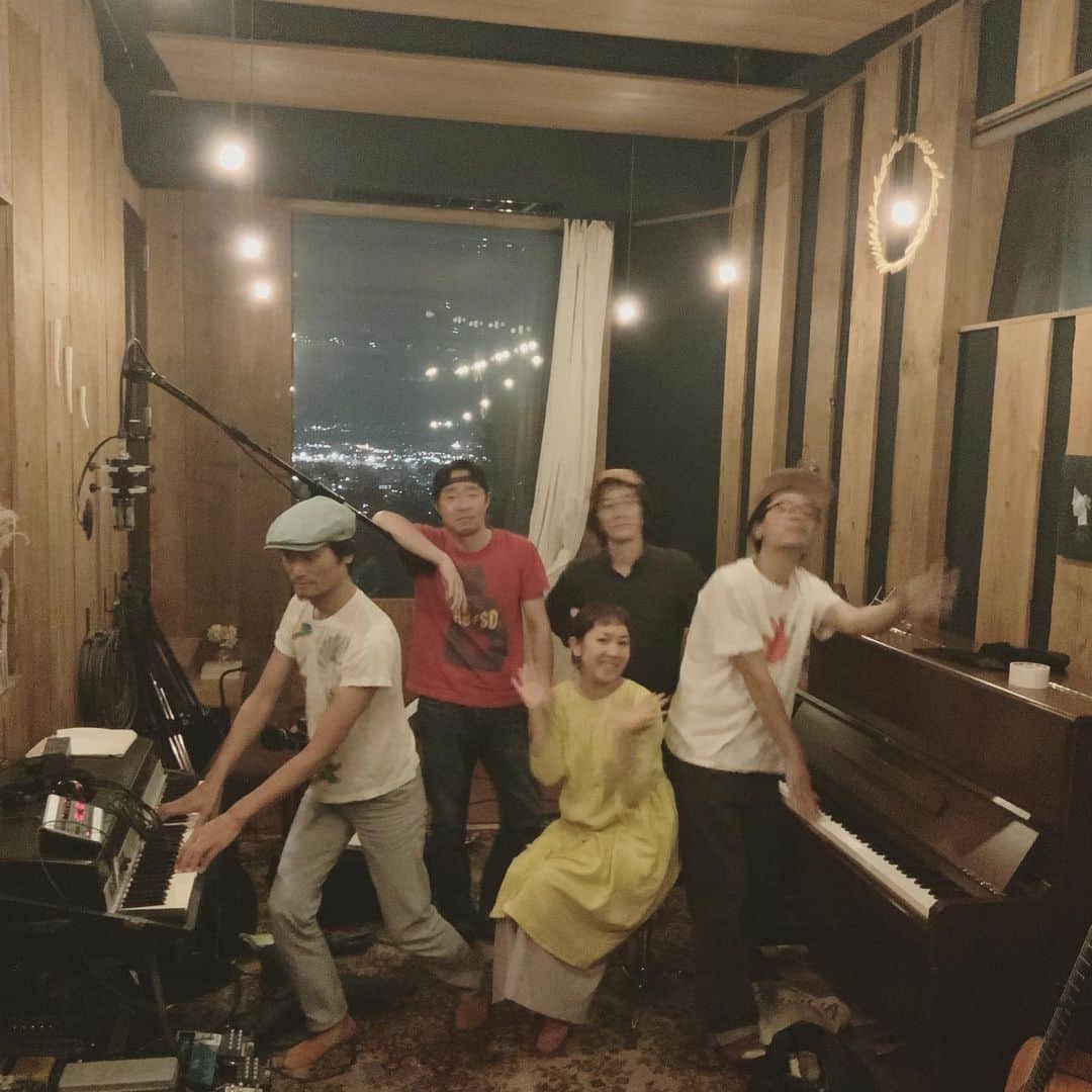 松本野々歩のインスタグラム：「ショピンは 新しいアルバムを作っています  去年の7月14日からちょうど一年間 レコーディングをしていました  甲府の山々や 町を一望できる すてきなスタジオで 季節の移り変わりを感じながら 子猫の成長を見届けながら じっくりと作りました  迷ったとき ほんとうに この窓と猫に助けられました  今年の冬ごろ発売される予定のアルバムは 1月〜12月の歌です  どうか どうぞ おたのしみに  #ショピン #タカハシペチカ #内田武瑠 #二村亮 #田中馨 #松本野々歩 #田辺玄」