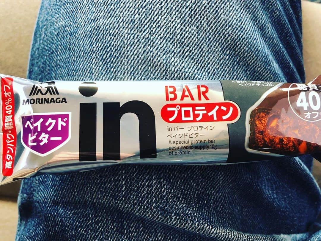 吉岡世起さんのインスタグラム写真 - (吉岡世起Instagram)「大阪に向かい中 旅のお供といえばプロテインバー しかも糖質40%オフ！助かるね〜 この前ドンキで箱買いしましたw #旅のお供 #STRONGHEARTS #w_1 #MASAKIプロレス #大阪」7月13日 13時06分 - seikiyoshioka